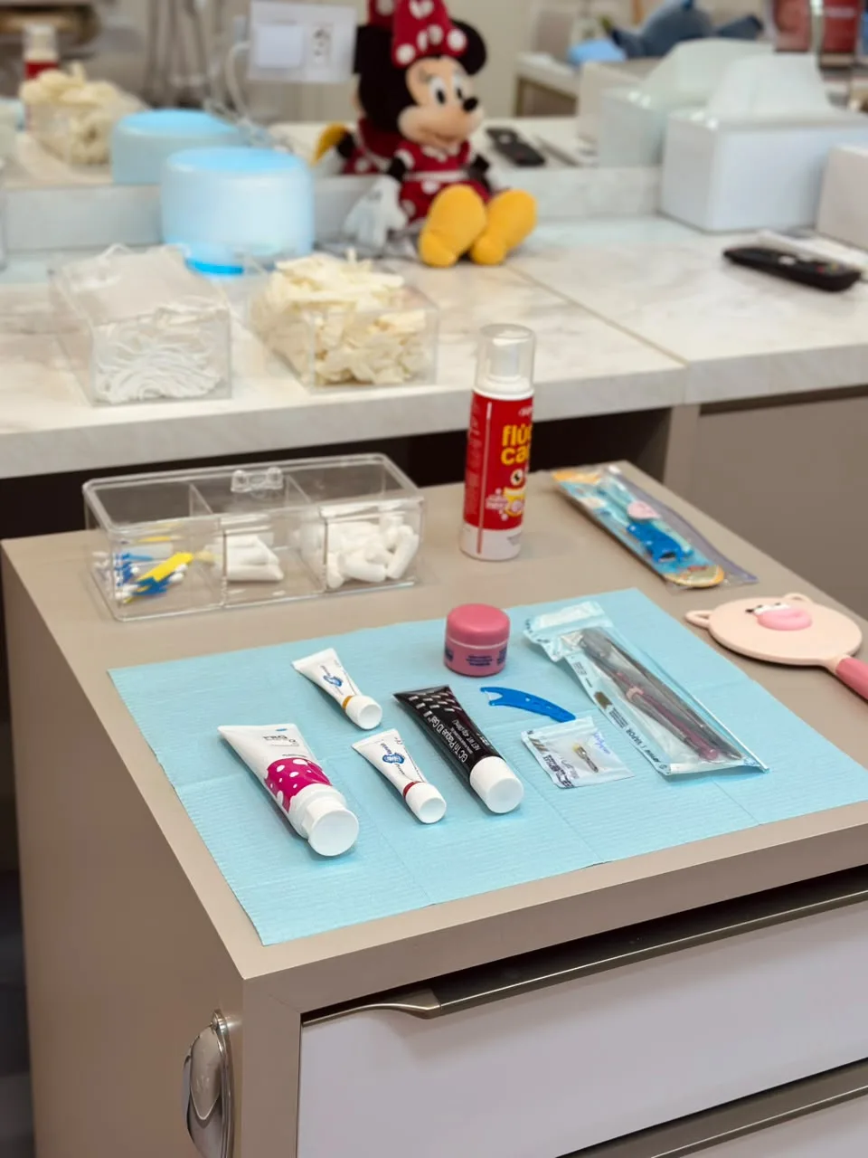 Bandeja com materiais odontológicos organizados