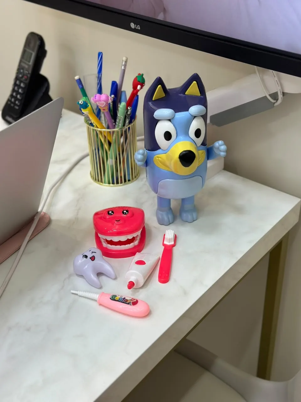 Boneco da Bluey e kit lúdico de escovação