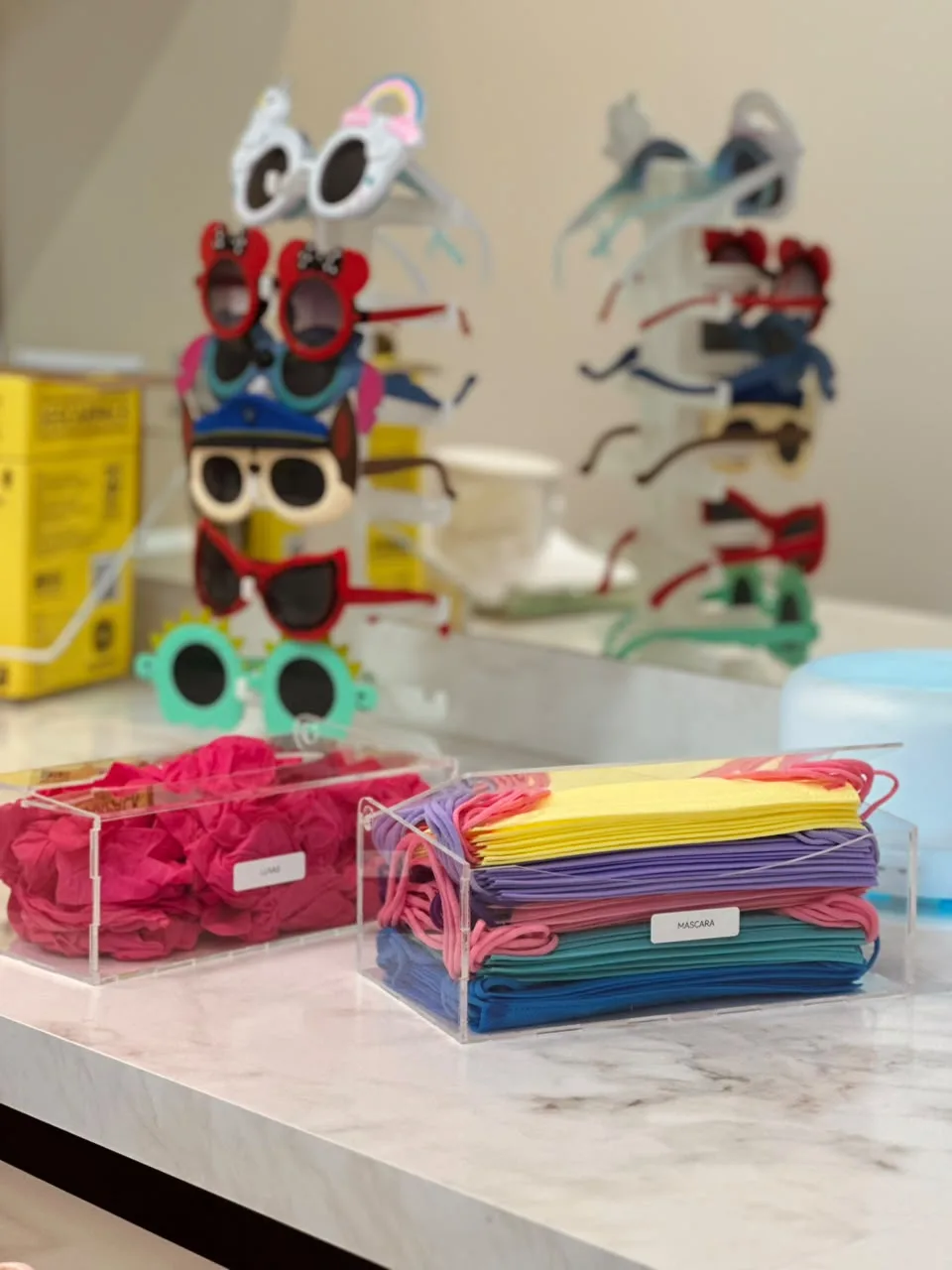 Óculos coloridos e máscaras infantis no balcão