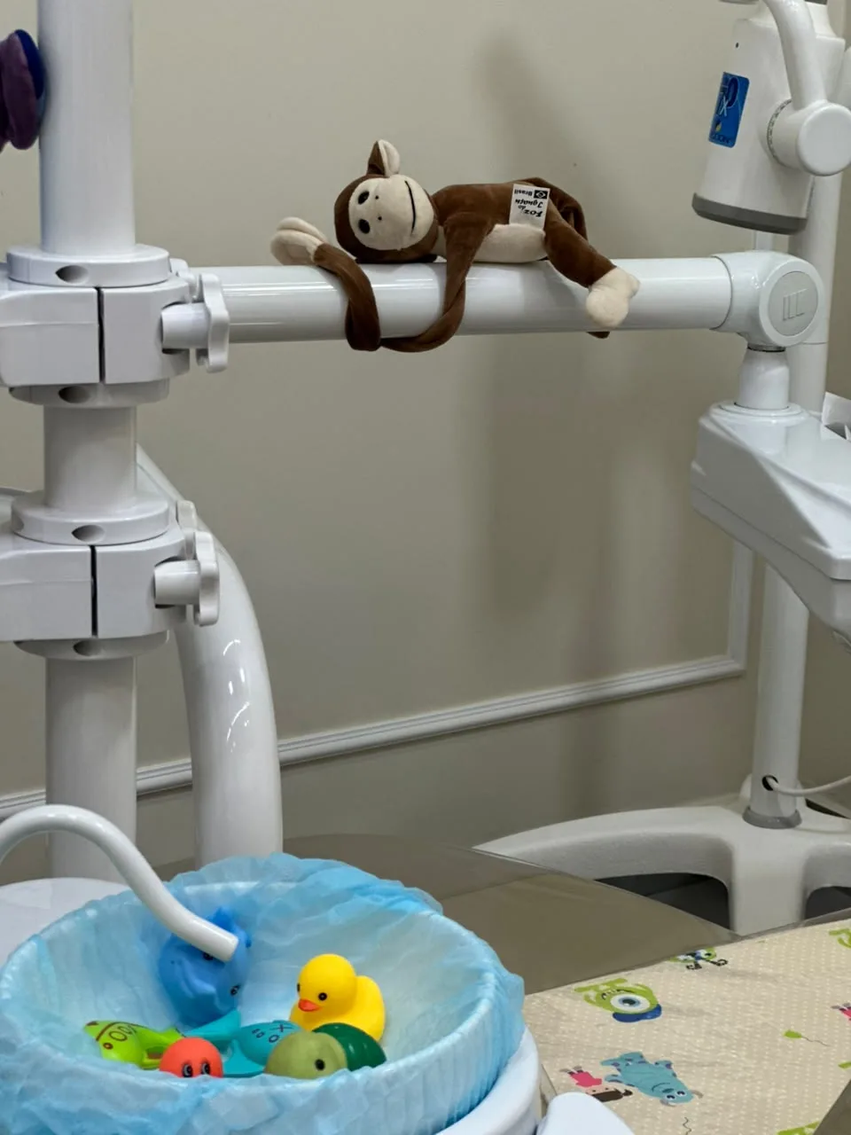 Pelúcia de macaco no equipamento odontológico